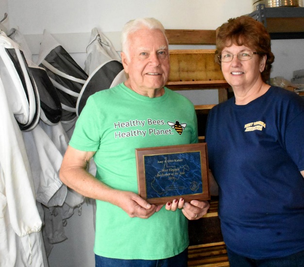 CATCH THE BUZZ – Couple Wins Beekeeper of the Year!